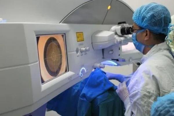 华西医院眼科医生手术