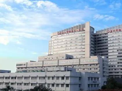 微信截图_20220520172548.jpg 广州华侨医院整形科吸脂隆胸价格表及谢波医生口碑大盘点